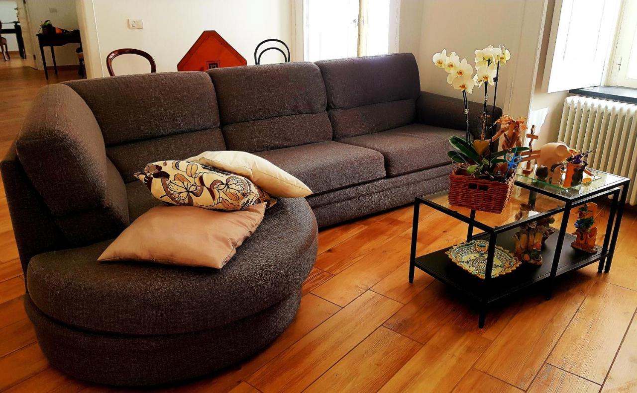Lo Specchio Dei Papiri Bed & Breakfast Napoli Bagian luar foto