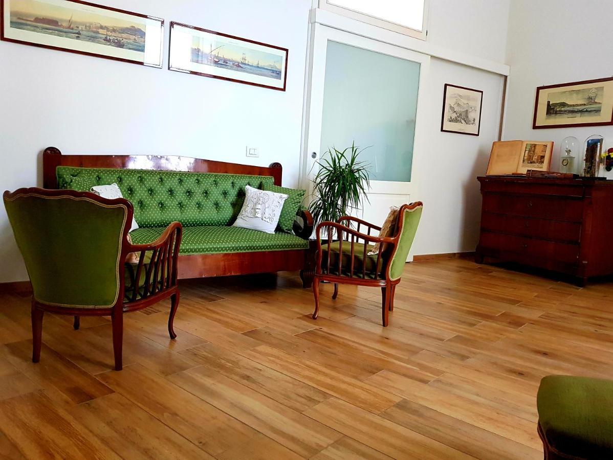Lo Specchio Dei Papiri Bed & Breakfast Napoli Bagian luar foto