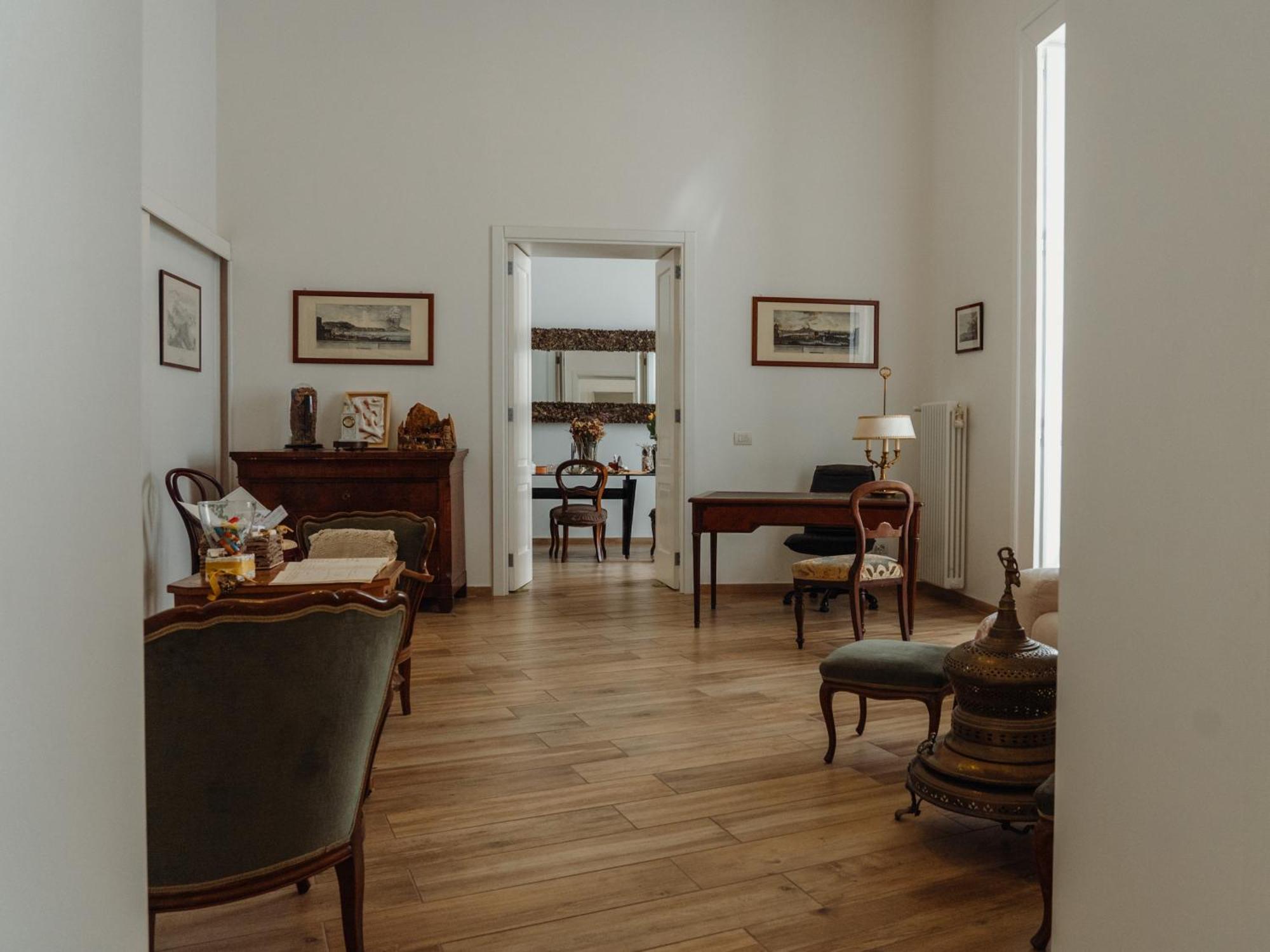 Lo Specchio Dei Papiri Bed & Breakfast Napoli Bagian luar foto