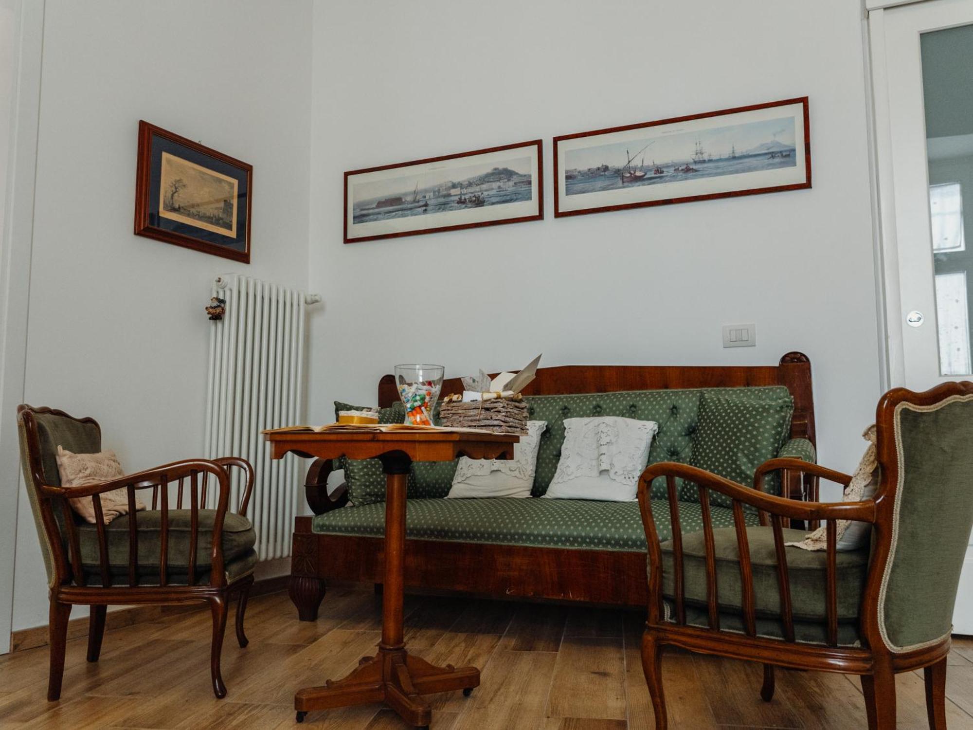 Lo Specchio Dei Papiri Bed & Breakfast Napoli Bagian luar foto