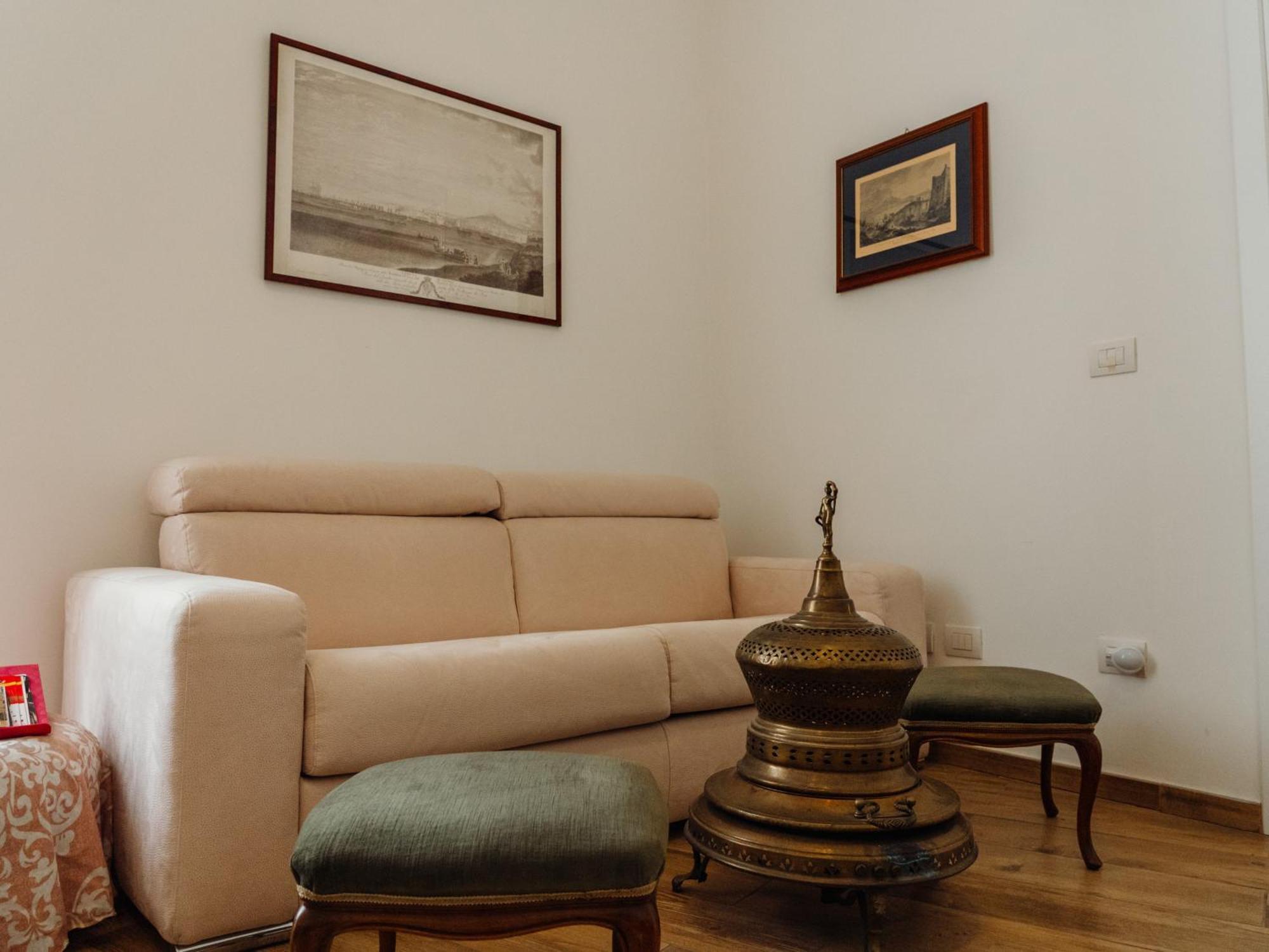 Lo Specchio Dei Papiri Bed & Breakfast Napoli Bagian luar foto