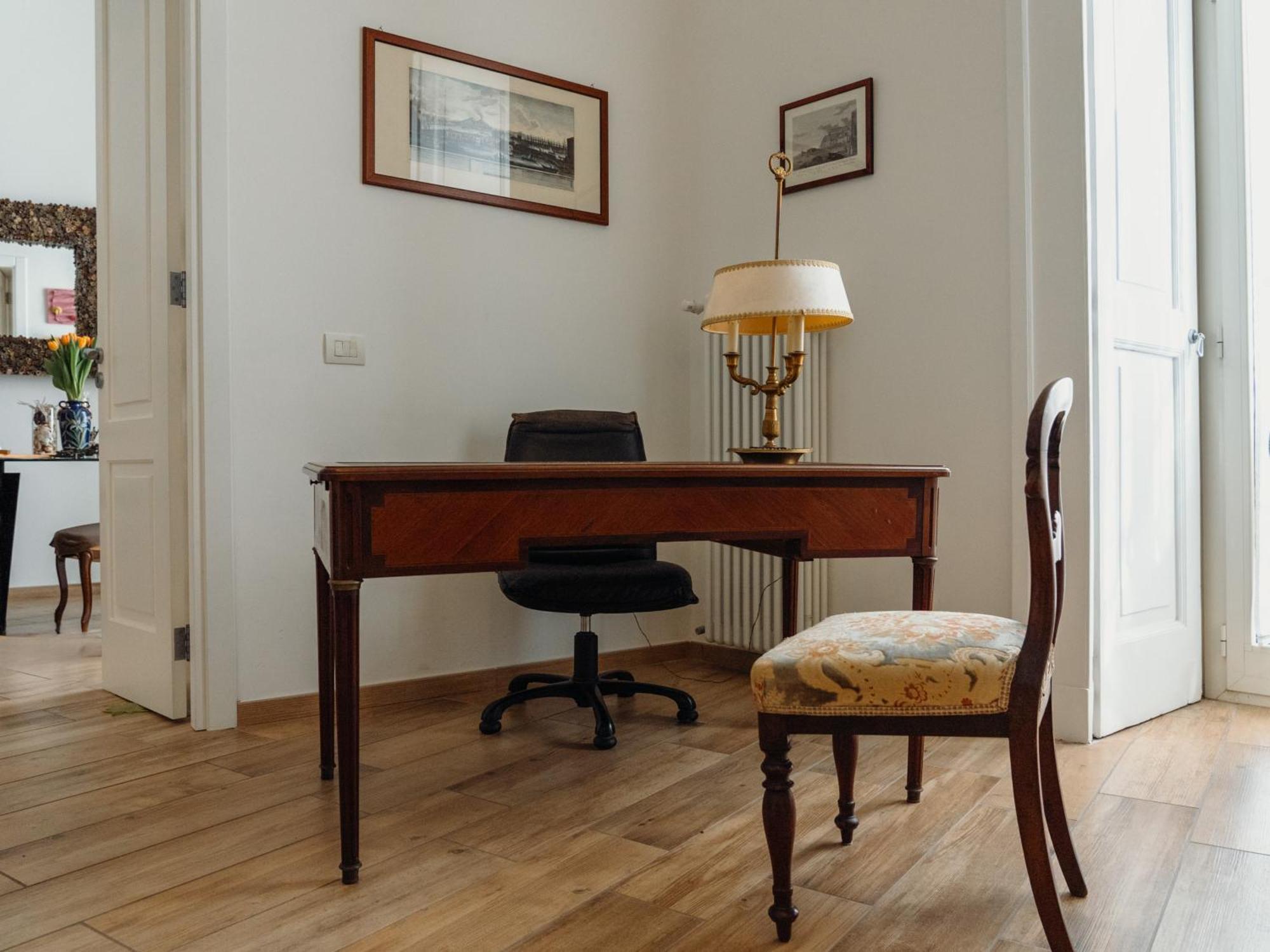 Lo Specchio Dei Papiri Bed & Breakfast Napoli Bagian luar foto